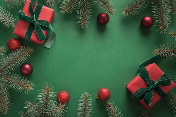 Noel sınırında Noel ağacı ve yeşil arka planda kırmızı hediyeler. Mutlu noel kartları. Kış tatili - Mutlu yıllar. Metin için boşluk
