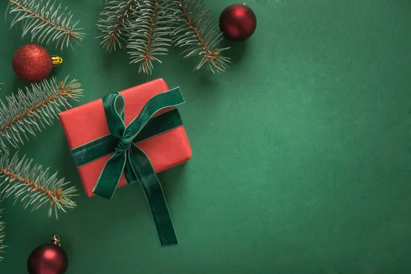 クリスマスの国境とクリスマスツリーと緑への贈り物 — ストック写真
