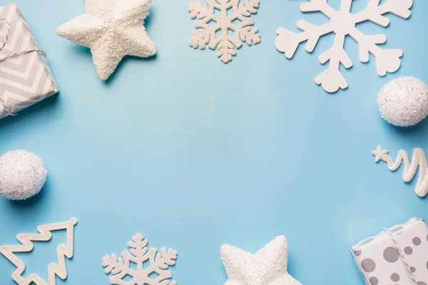흰색 데코, 공, 레더, 파란색 선물 상자가 있는 크리스마스 국경. 위에서 본 모습. Xmas. 새해. — 스톡 사진
