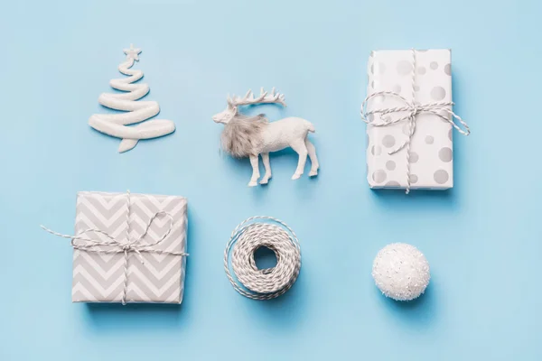 Beyaz dekor, top, reinderr, mavi hediye kutuları. Üst Manzara. Xmas. Yeni Yıl. — Stok fotoğraf