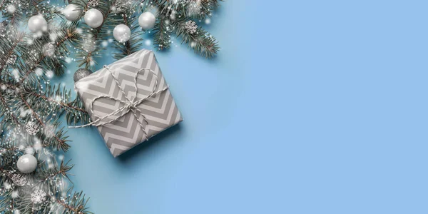 Tarjeta de felicitación de Navidad con ramas de abeto, caja de regalo blanca, copos de nieve en azul. Navidad. El invierno. Feliz Año Nuevo. Espacio para texto . — Foto de Stock