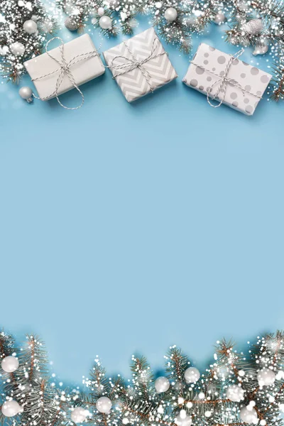 Composizione natalizia con albero di rami di abete, scatole regalo bianche su blu. Buona cartolina di Natale. Vacanze invernali. Felice anno nuovo. Spazio per testo . — Foto Stock