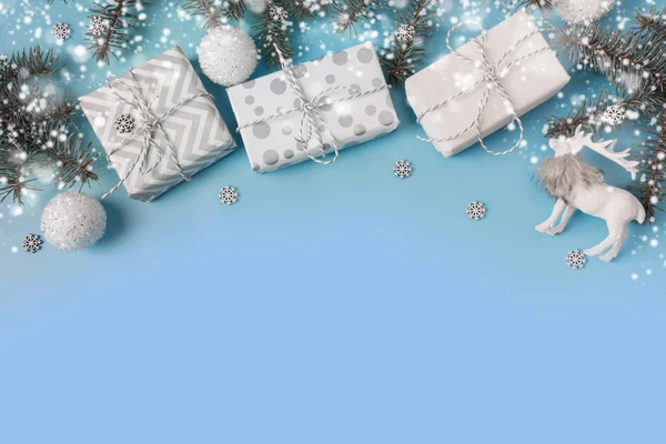 Noel kompozisyonu, köknar dalları, mavi arka planda beyaz hediye kutuları. Xmas kartı. Kış. - Mutlu yıllar. Metin için boşluk. — Stok fotoğraf
