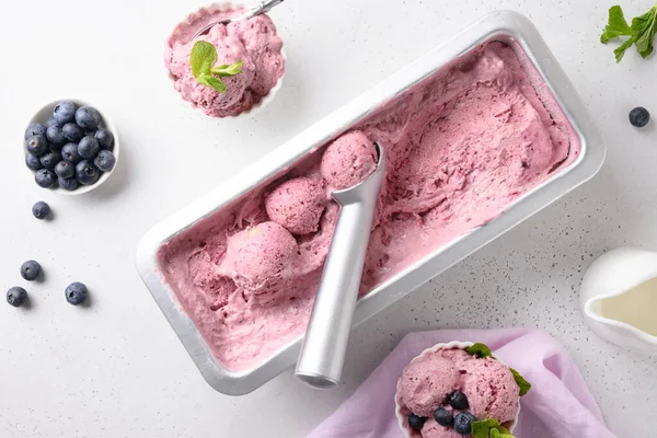 Helado Casero Arándanos Bañera Metálica Sobre Fondo Blanco Vista Desde — Foto de Stock