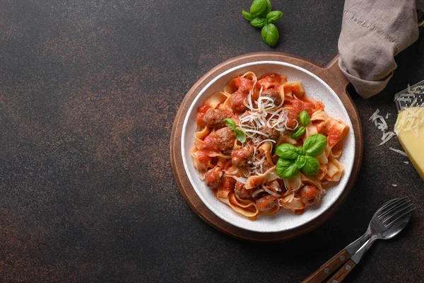 Italienische Pasta Fettuccine Mit Frikadellen Käse Tomaten Basilikum Blick Von — Stockfoto