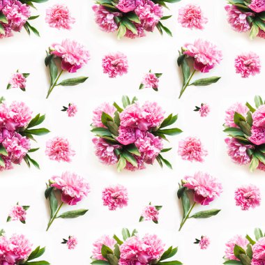 Pembe şakayık çiçeklerinin beyaza izole edilmiş kusursuz deseni. Çiçek açan taze yaz buketi. Düz yatıyordu.