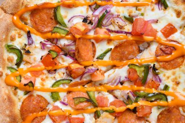 Domatesli İtalyan pizzası, biberli, soğanlı, yeşil dolmalık biberli, Mozzarella peynirli, soslu. Yukarıdan görüntüle.