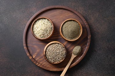 Kenevir tohumu, un, kahverengi tepside ahşap kaselerdeki çekirdekler. Üst görünüm.