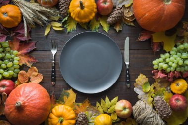 Kuru yapraklar ve balkabaklarıyla sonbahar sofrası. Şükran Günü süslemeleri. Yukarıdan bak. Boşluğu kopyala.