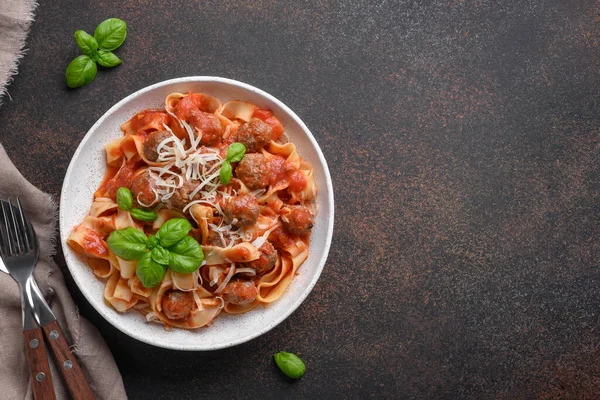 Fettuccine Pasta Con Polpette Decorate Con Foglie Basilico Tavola Rustica — Foto Stock