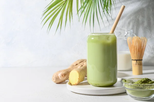 Latte Matcha Verde Helado Con Jengibre Sobre Mesa Blanca Espacio — Foto de Stock