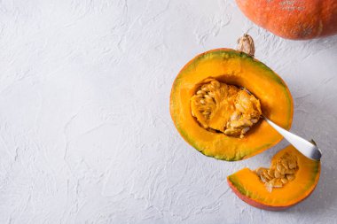 Olgun balkabağı parçalara ayrılır, bir kaşık tohum çıkarılır. Sağlıklı yiyecekler. Uzayı kopyala Yukarıda rom göster.