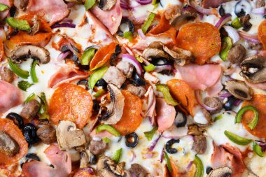 Mantarlı İtalyan pizzası, domates, pepperoni, Mozzarella peyniri, sos. Yukarıdan görüntüle.