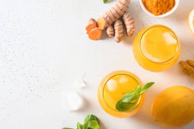 Jamu Endonezya bitkisel içeceği, doğal malzemeli zerdeçal, zencefil. Mesaj için yer var. Yukarıdan görüntüle.