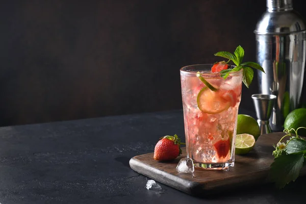 Fräsch mojito med jordgubbar och lime. — Stockfoto