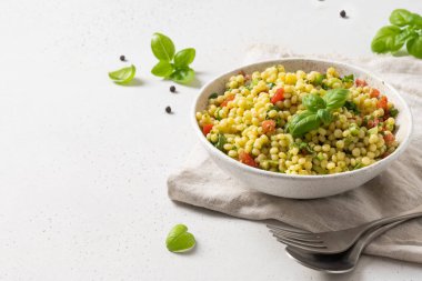 Beyaz masada sebzeli makarna. Kapatın. Boşluğu kopyala.