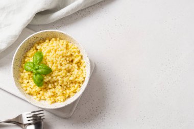 Beyaz üzerine ev yapımı makarna. Üst görünüm.