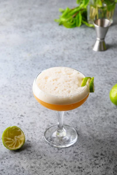 Pisco sura cocktail av whisky, lime på grå. — Stockfoto