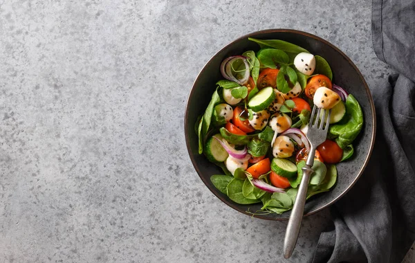 Hemlagad Sallad Med Spenat Körsbärstomater Basilika Lök Och Mozzarella Vegansk — Stockfoto