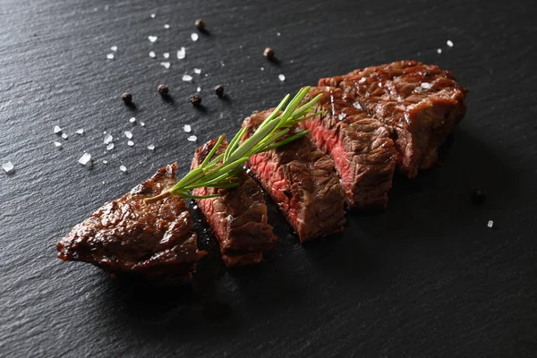 Čerstvě Grilovaný Mramorovaný Hovězí Steak Středně Propečený Rozmarýnem Černé Břidlici — Stock fotografie