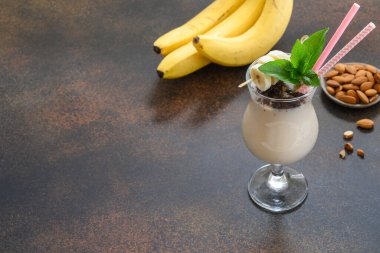 Badem fıstıklı muzlu milkshake. Kapatın. Metin için boşluk.