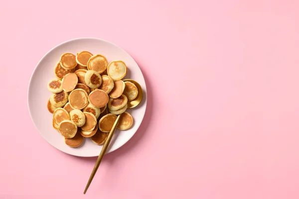 Winzige Müsli Pfannkuchen Auf Rosa Hintergrund Blick Von Oben Leckeres — Stockfoto