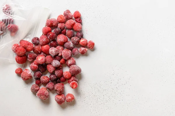 Fresas congeladas en paquete de plástico sobre blanco. Vista desde arriba . — Foto de Stock