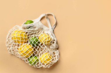 Cips, limon, limon ve bej üzerine muz dolu bir poşet alışverişi. Sıfır kayıp. Yukarıdan görüntüle.