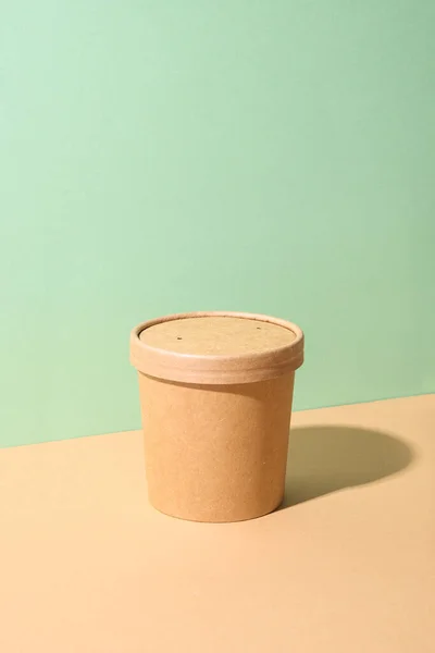 Kézműves papír leves csésze árnyékkal zöld és barna papír.Ökológiai egyedi csomag. Zéró hulladék. — Stock Fotó