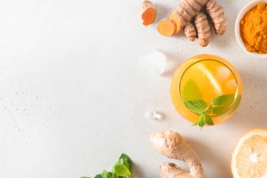 Doğal içerikli Jamu bitkisel içecek zerdeçal, beyaz arka planda zencefil. Mesaj için yer var. Yukarıdan görüntüle.