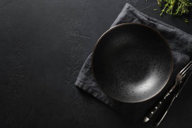 Siyah plaka kekik filizini siyaha süslemiş. Üst Manzara. Restoran kafe menüsü, şablon tasarımı. Yemek broşürü. Model.