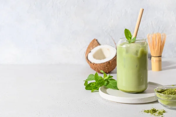 Ledový Latte Green Matcha Čaj Kokosovou Vodou Zdobené Máta Bílém — Stock fotografie