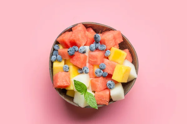 Ensalada Frutas Melón Sandía Arándanos Bol Coco Sobre Fondo Rosa — Foto de Stock