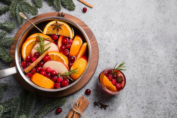 Vino Caliente Con Canela Arándano Naranja Sobre Una Mesa Piedra —  Fotos de Stock