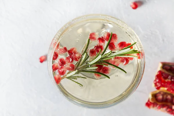 Mousserande Vin Granatäpple Rosmarinkvist Vitt Bord Närbild Utsikt Uppifrån Juldryck — Stockfoto