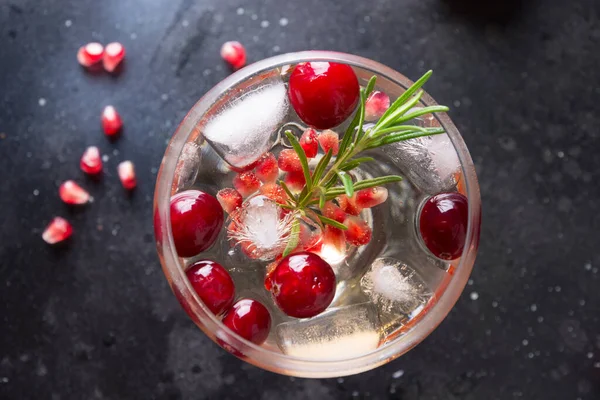 Granatäpple Jul Cocktail Med Rosmarin Club Soda Svart Bord Närbild — Stockfoto