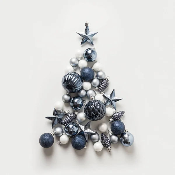 Albero di Natale fatto di stelle, palline blu su sfondo grigio. Composizione natalizia. Biglietto di auguri. Felice anno nuovo. — Foto Stock