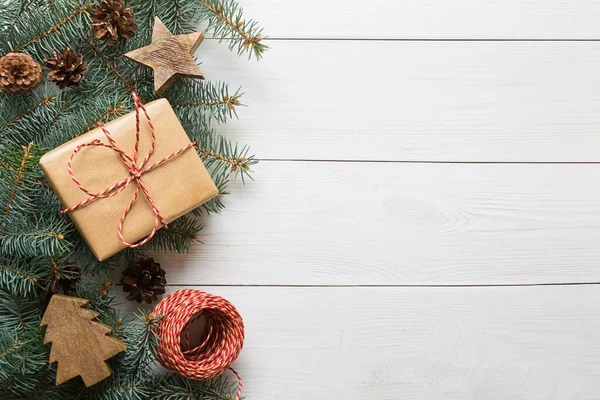 Noel hediyesi, ahşap boya, ahşap tahtada yeşil köknar ağacı. Üst görünüm. — Stok fotoğraf