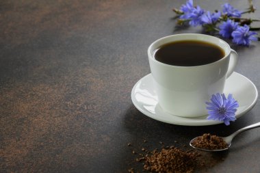 Faydalı hindiba içeceği ve mavi çiçekler. Sağlıklı bitkisel içecek, kahve yerine. Kapatın. Boşluğu kopyala.