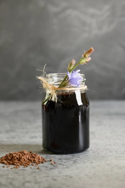 Chicorée Konzentrat Glas Und Blüten Gesundes Kräutergetränk Kaffeeersatz Nahaufnahme — Stockfoto
