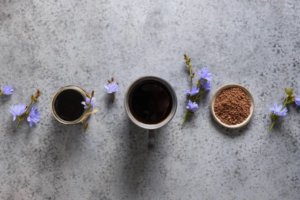 Cikorkový nápoj a květiny. Zdravý bylinný nápoj, náhražka kávy. Horní pohled. — Stock fotografie
