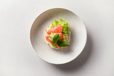 Peynirli pirinç keki, beyaz arka planda kırmızı balık ve sebze. Yukarıdan görüntüle.