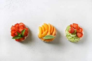 Farklı malzemeli pirinç kekleri ve beyaz üzerine sebze. Vejetaryen atıştırması.