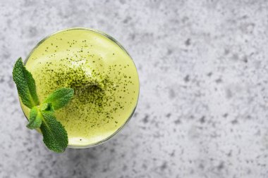 Dalgona Buzlu Matcha çayı grinin üzerine nane şekeri. Üst Manzara. Kapatın. Metin için boşluk.