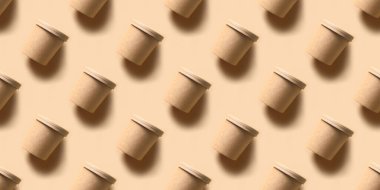 Kahverengi kağıttan arka planda gölgesi olan kağıt bardakların kusursuz deseni. Yiyecek almak için konteynır. Ekolojik bireysel paket. Sıfır Atık.