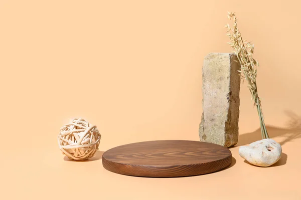 Şablon, maket, doğal organik ürünler ve SPA aksesuarları için podyum. Bej arka planda çevre dostu monokrom kompozisyonu. Doğal cilt bakımı kavramı.