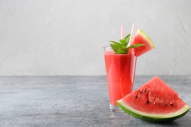 Gri üzerine taze karpuz kokulu yaz içeceği. Kapatın. Boşluğu kopyala.