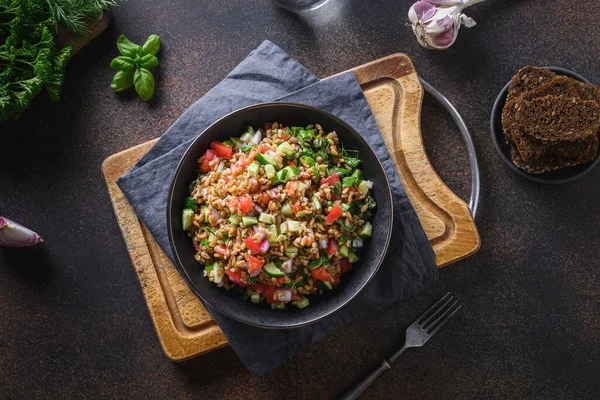 Insalata Farro Cereali Con Verdure Pomodoro Cetriolo Verdi Boccia Sfondo — Foto Stock