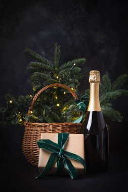 Hediye sepeti, el işi hediyesi ve siyaha Sparkline şarabı. Noel hediyesi.