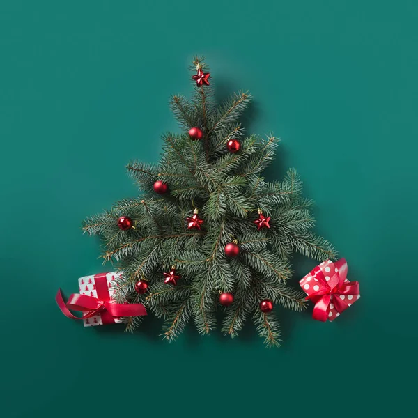 圣诞树，雪橇上有红色礼品盒。平躺在床上顶部视图。圣诞装饰卡. — 图库照片